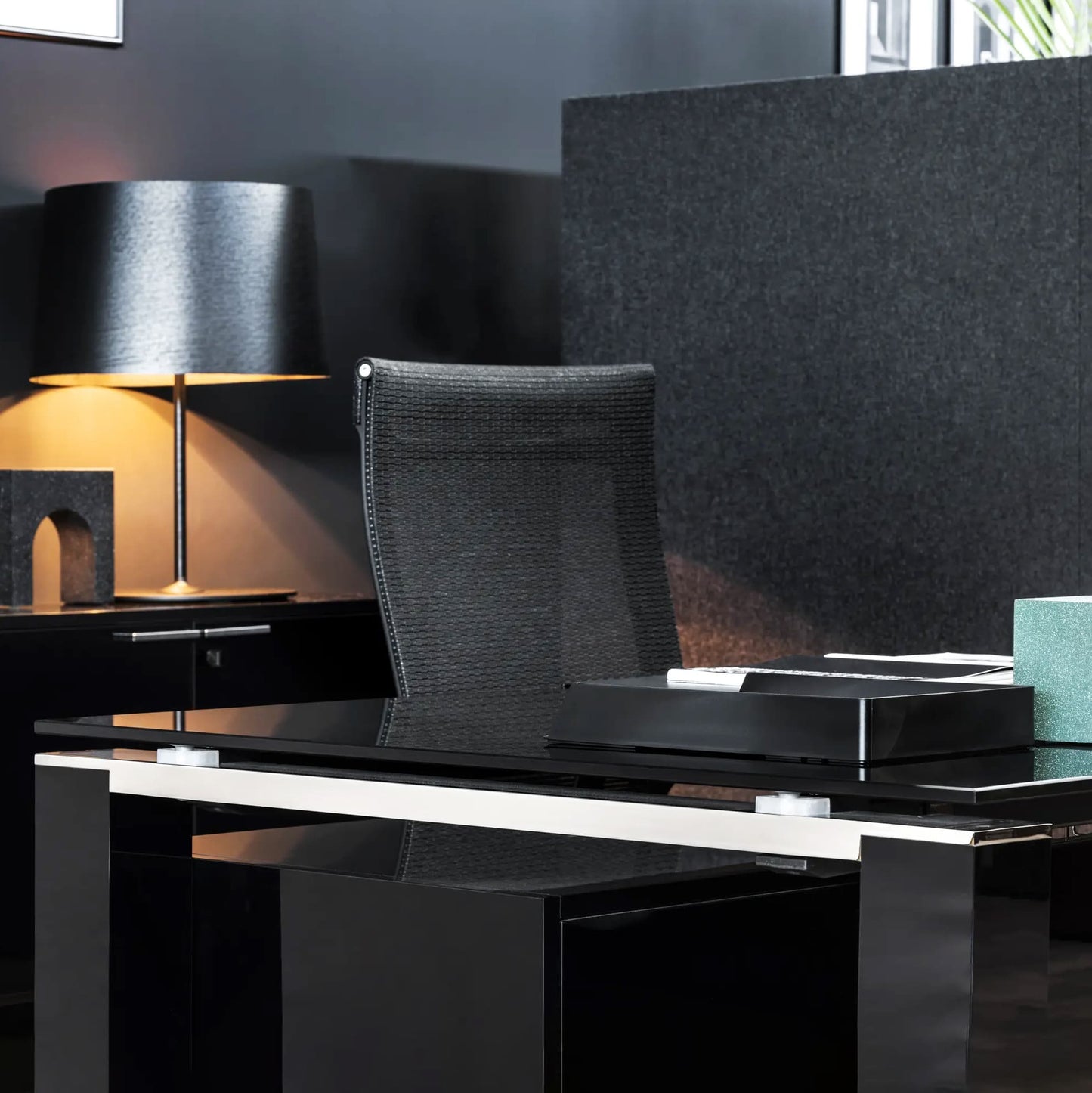 Bralco JET EVO Descrizione principale | Piastra da tavolo in vetro, bassaboard integrata, nero