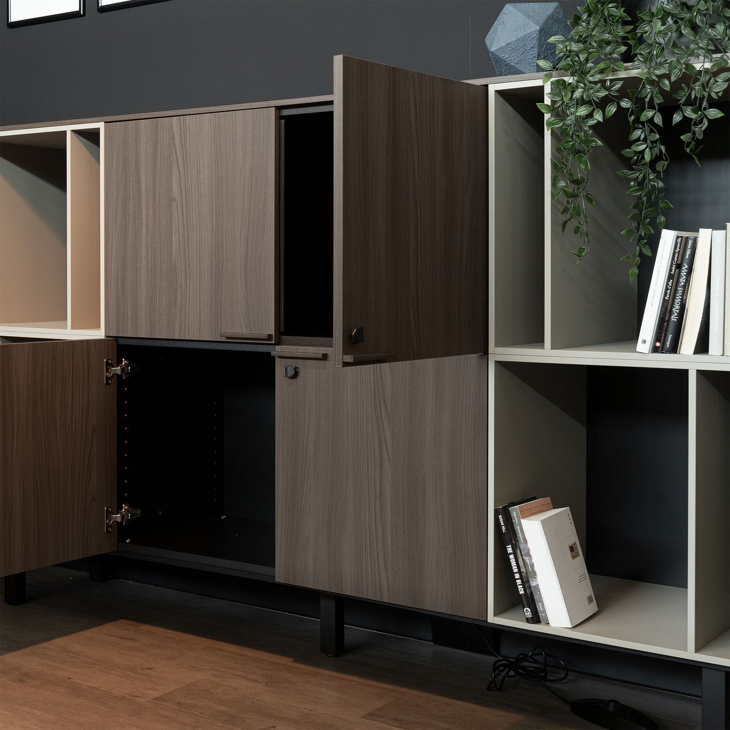 Bralco SILE Highboard | 2 oh, 2025 x 1250 mm, noix