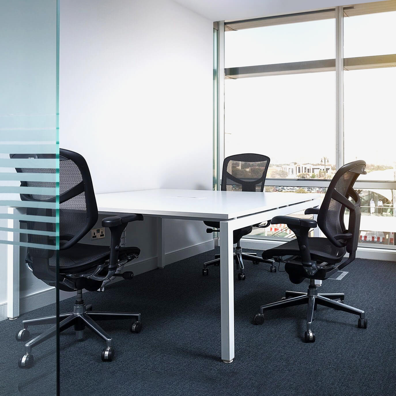 NOVA Conference table | 1600 x 1640 mm (6 - 8 people), electrified, white