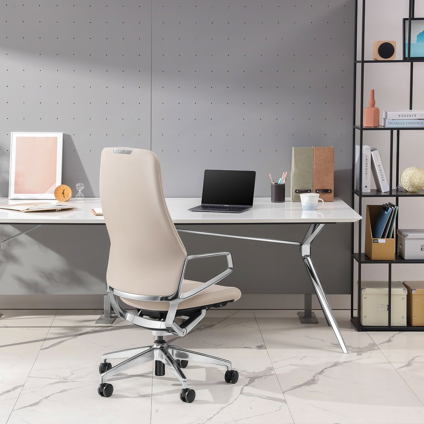 Chaise de bureau pivotante ARICO | Mécanisme synchrone, beige