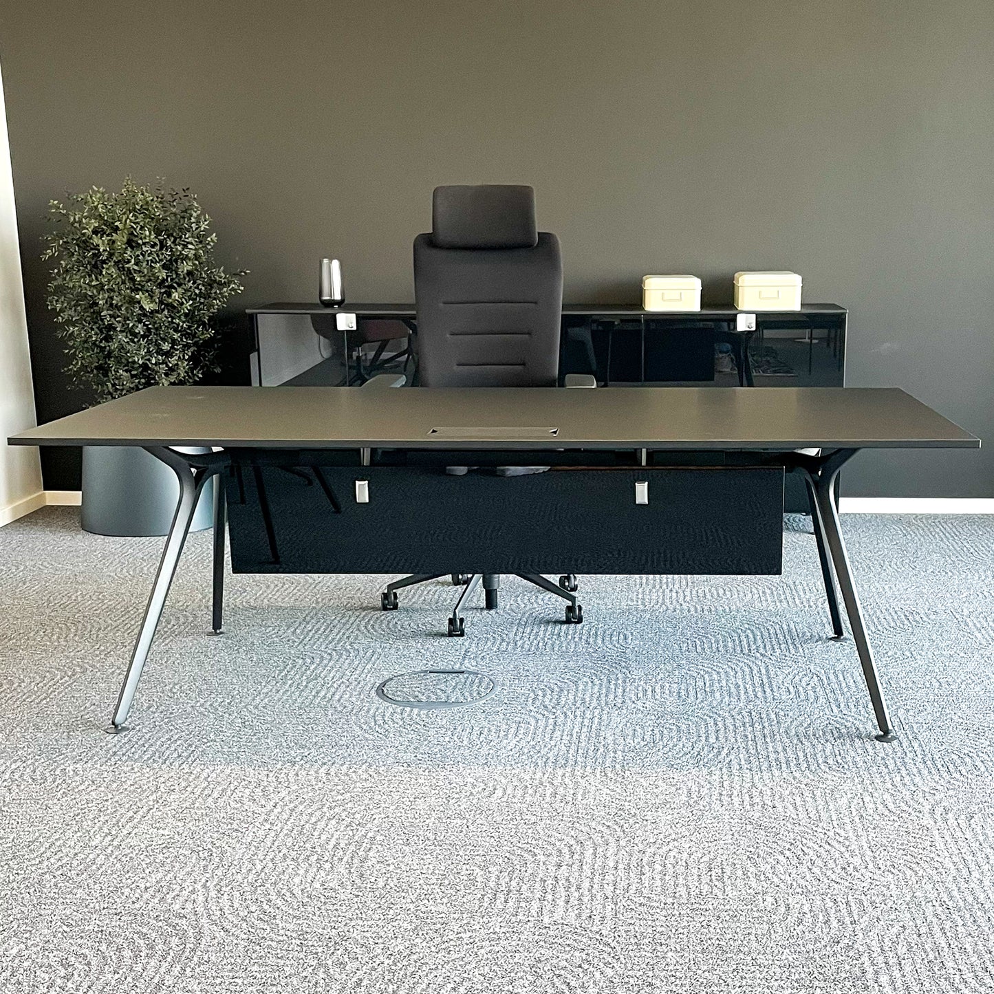 ARKONIS Schreibtisch | 2000-2200 x 745 mm, optionale Kabelklappe und Kniesichtblende