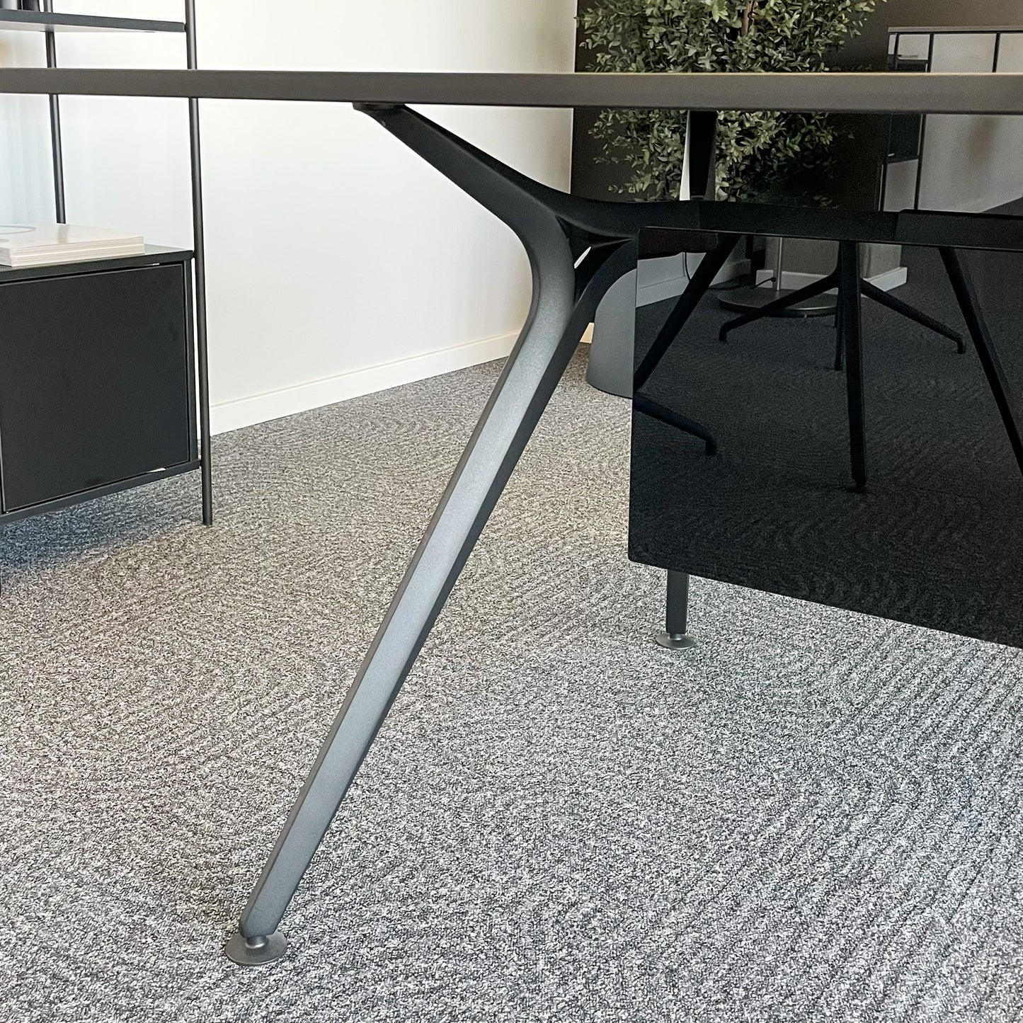ARKONIS Schreibtisch | 2000-2200 x 745 mm, optionale Kabelklappe und Kniesichtblende