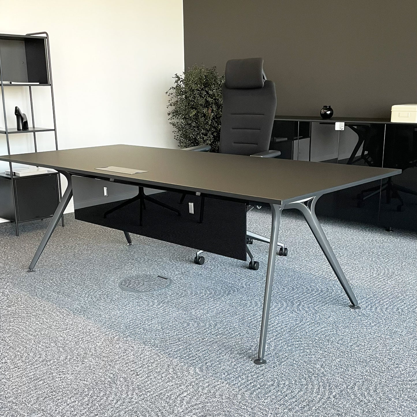 ARKONIS Schreibtisch | 2000-2200 x 745 mm, optionale Kabelklappe und Kniesichtblende