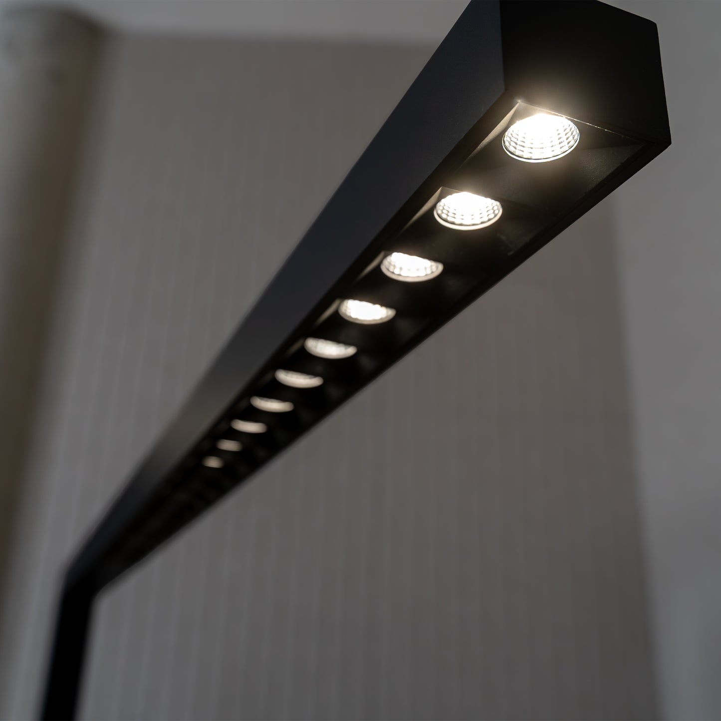 AURORA Büro-Stehlampe | 11.200 Lumen, Bewegungs- & Tageslichtsensor