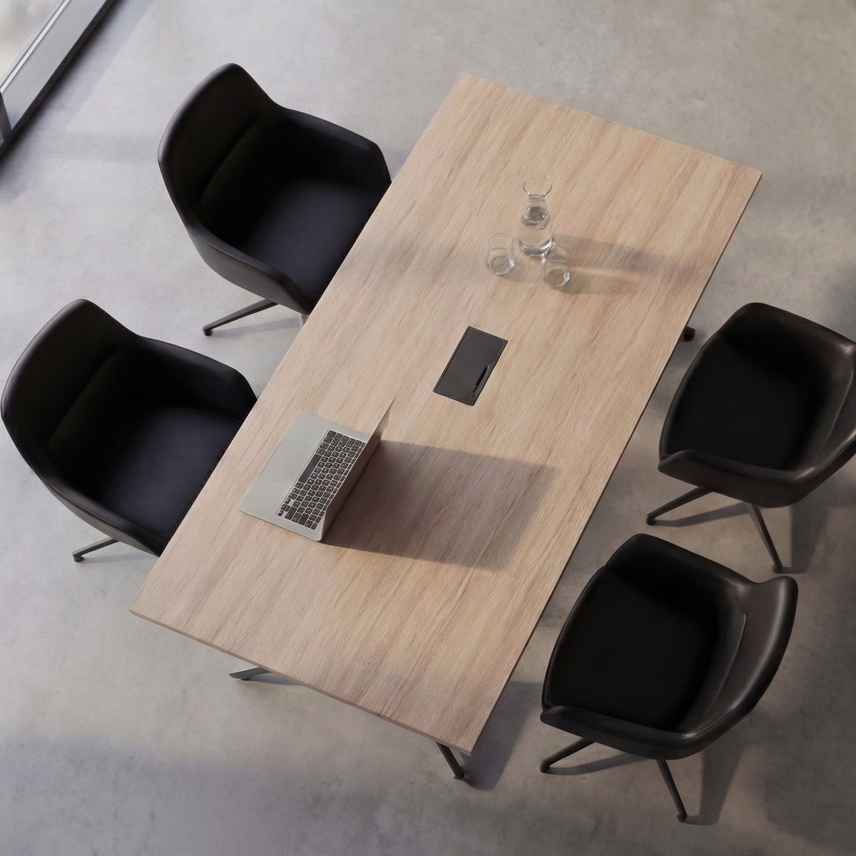 AXY Konferenztisch | 1600-2400 mm, drei Gestellvarianten, optionale Mediabox