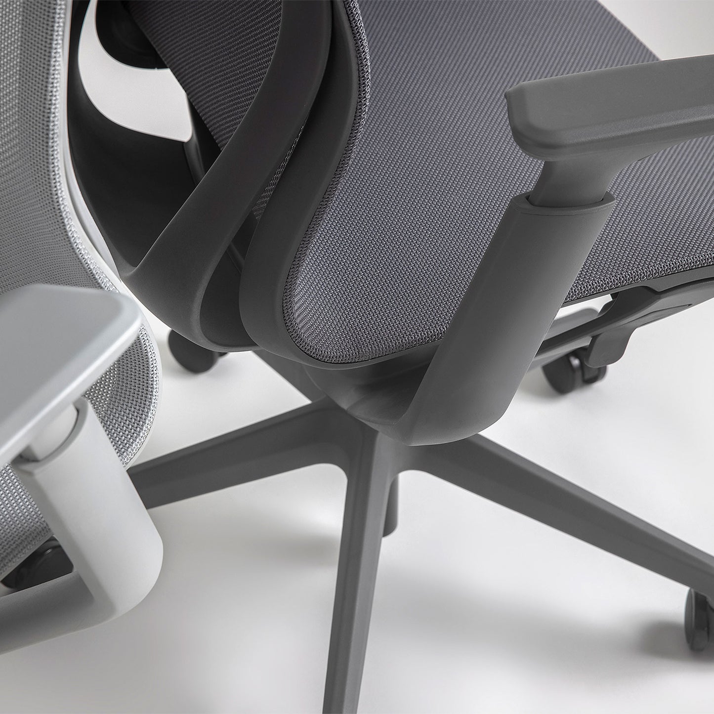 BLOOM Bürodrehstuhl | 3D-Armlehnen, Kopfstütze, Coral