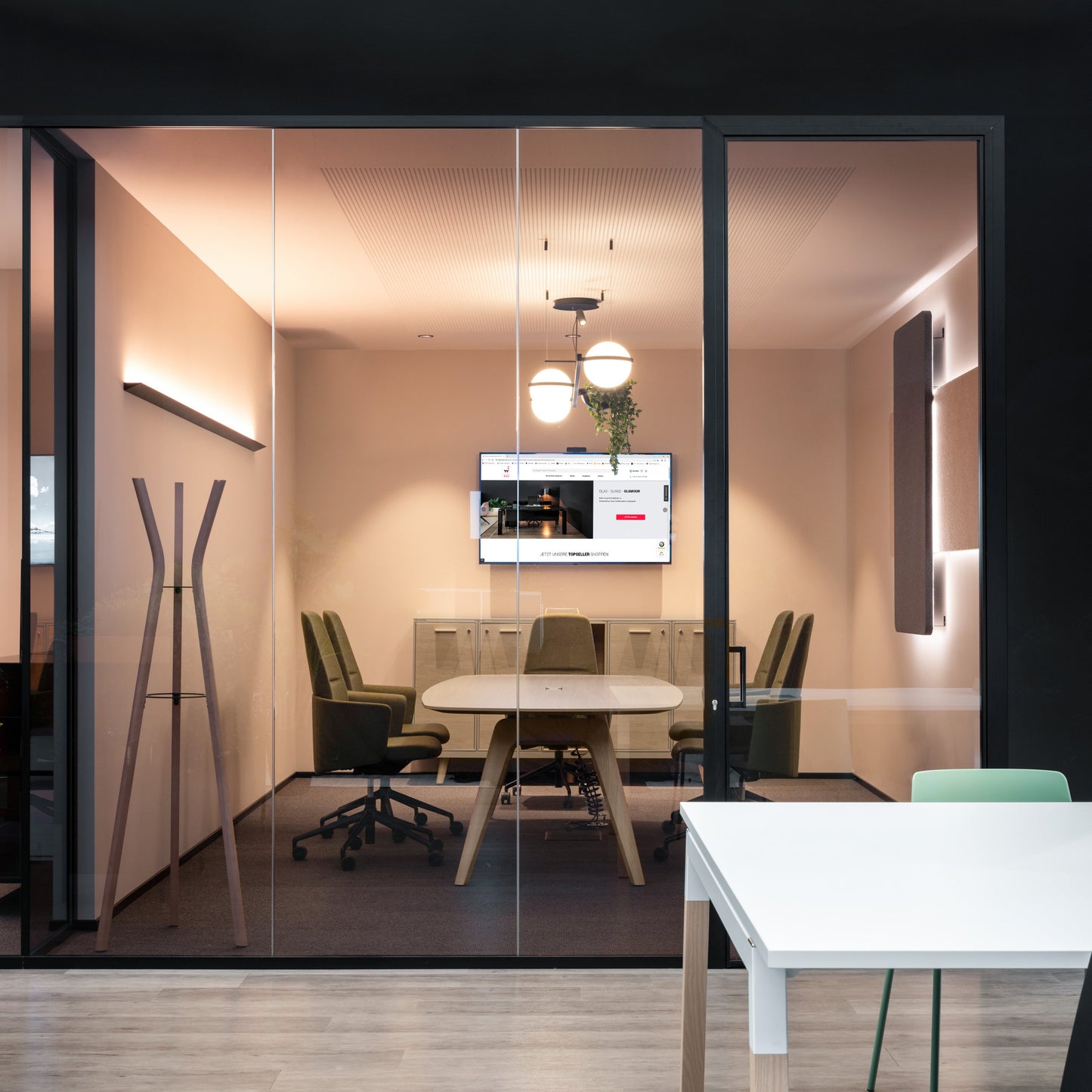 BRALCO RAIL meeting table | Boat shape 2400 - 2800 mm (8 - 10 people) | Real wood, natural oak