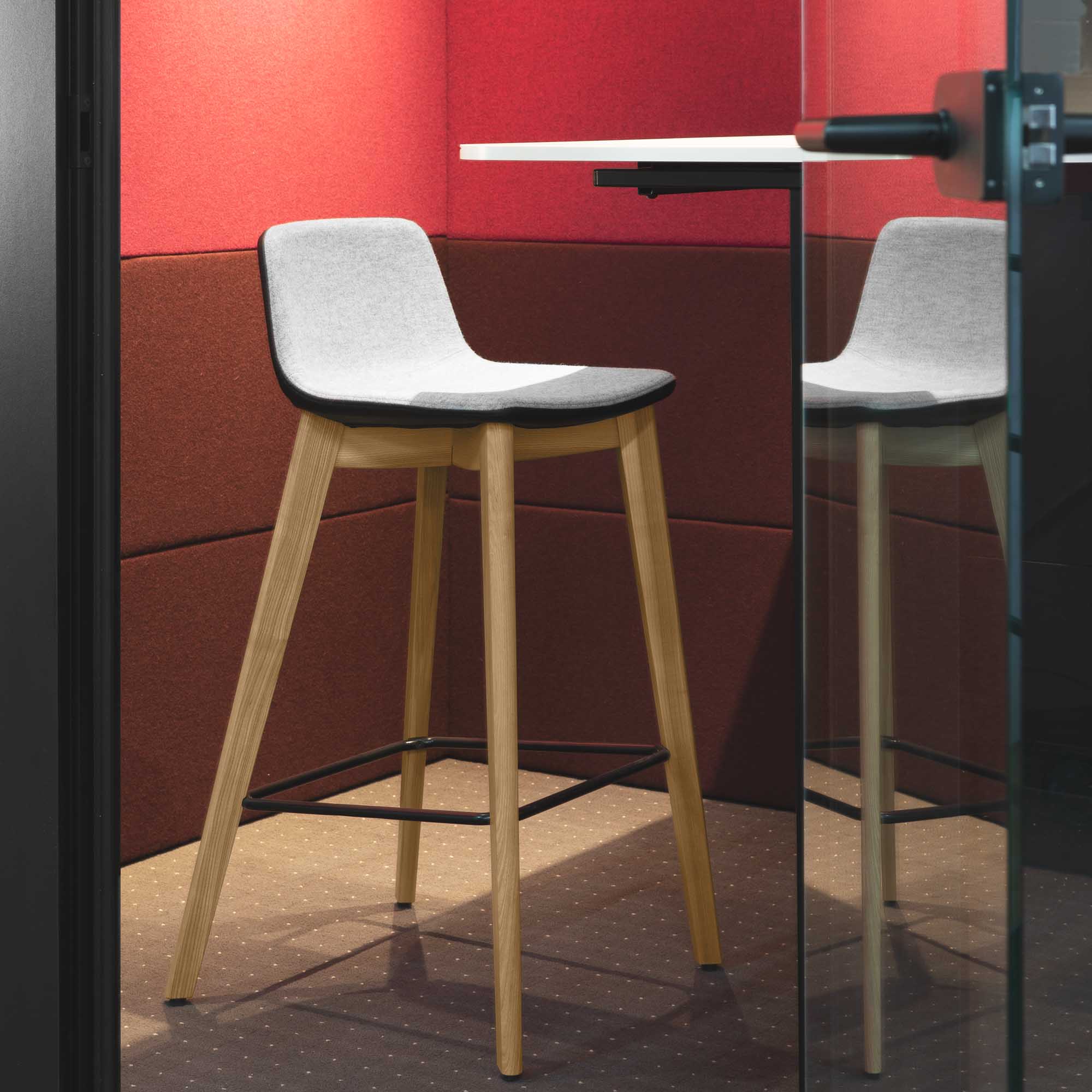 TWIST&SIT Sgabello da bar | Telaio in legno massiccio, altezza del sedile da 635 mm, copertura di lana sinergia