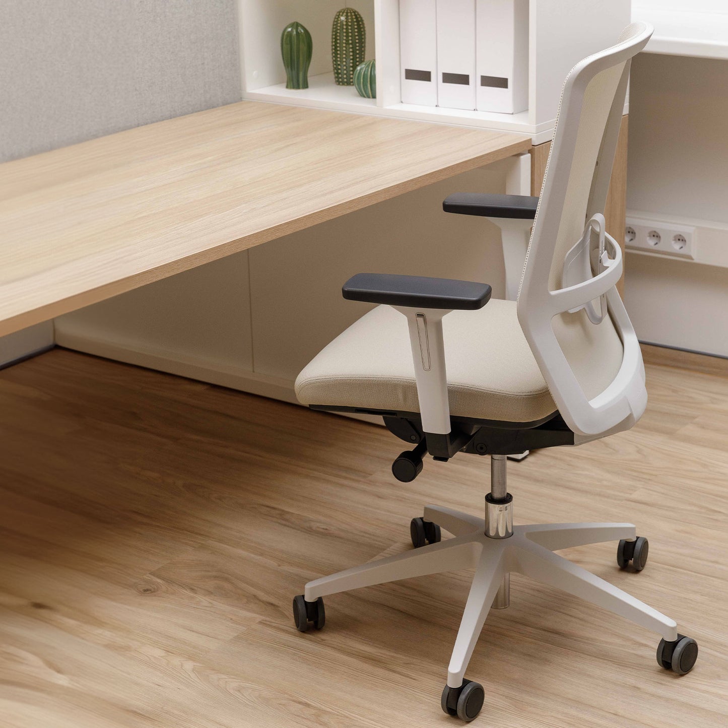 SURF Bürodrehstuhl | Synchronmechanik, 3D-Armlehnen, Cappuchino / Baumwollgrau