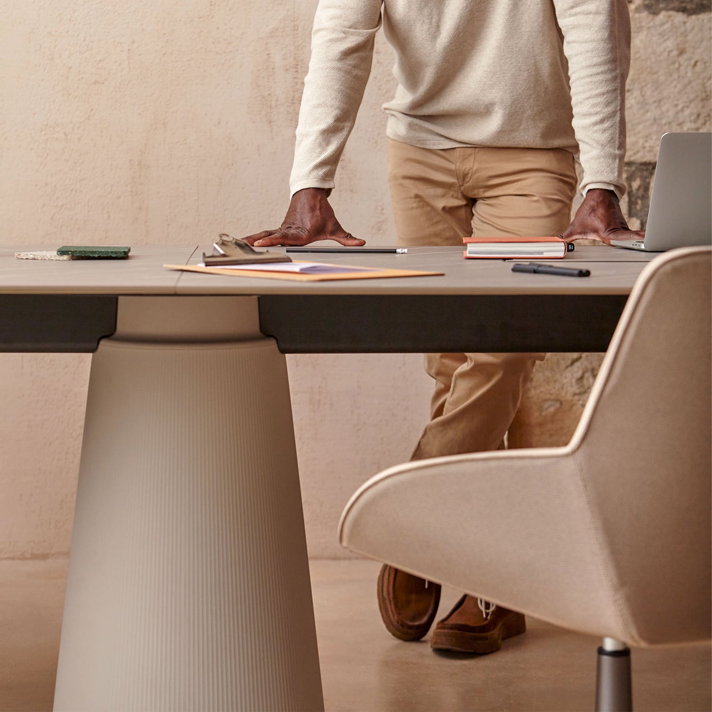 DORIA Konferenztisch | 2200-4140 mm, oval, Säule