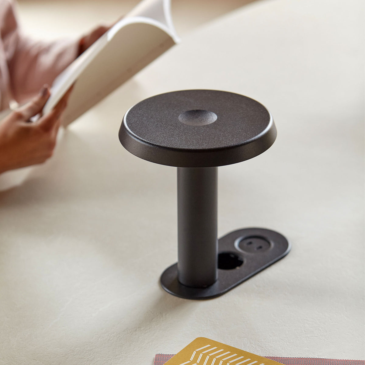 DORIA Konferenztisch | 2200-4140 mm, oval, Säule