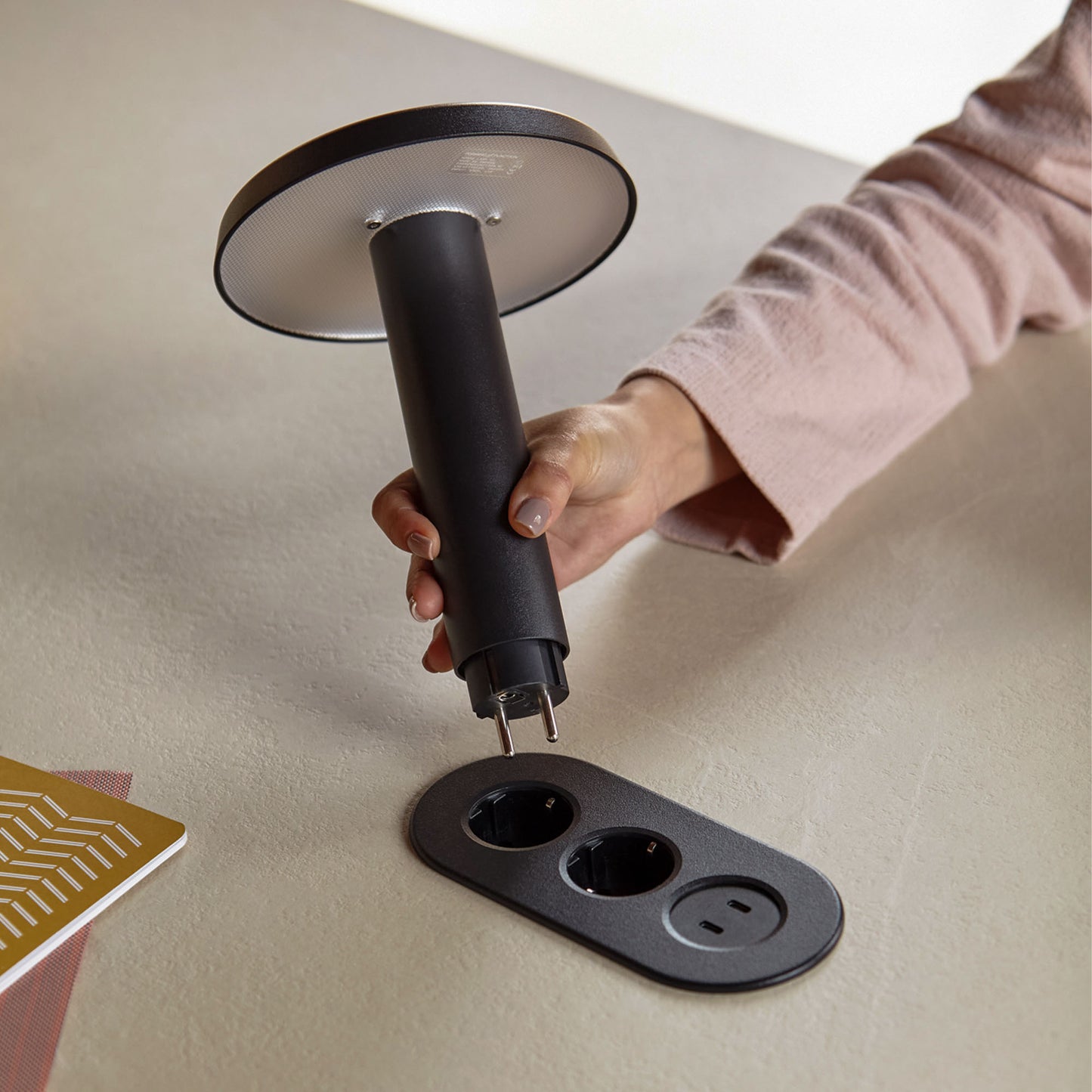 DORIA Konferenztisch | 2200-4140 mm, oval, Säule