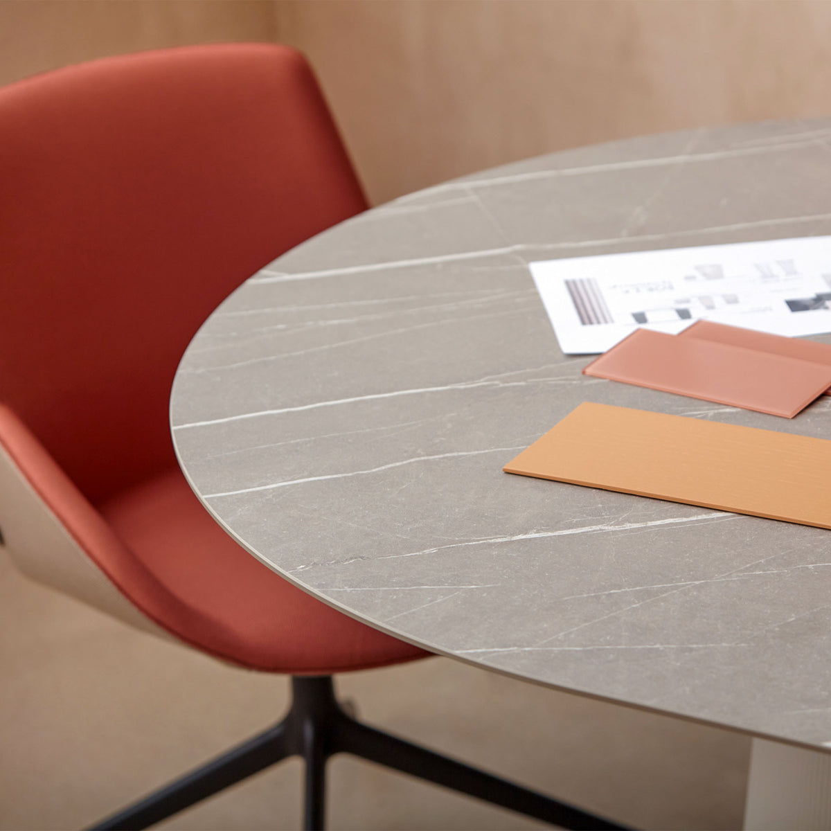 DORIA Konferenztisch | 2200-4140 mm, oval, Säule