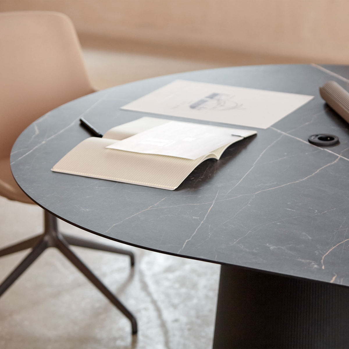 DORIA Konferenztisch | 2200-4140 mm, oval, Säule