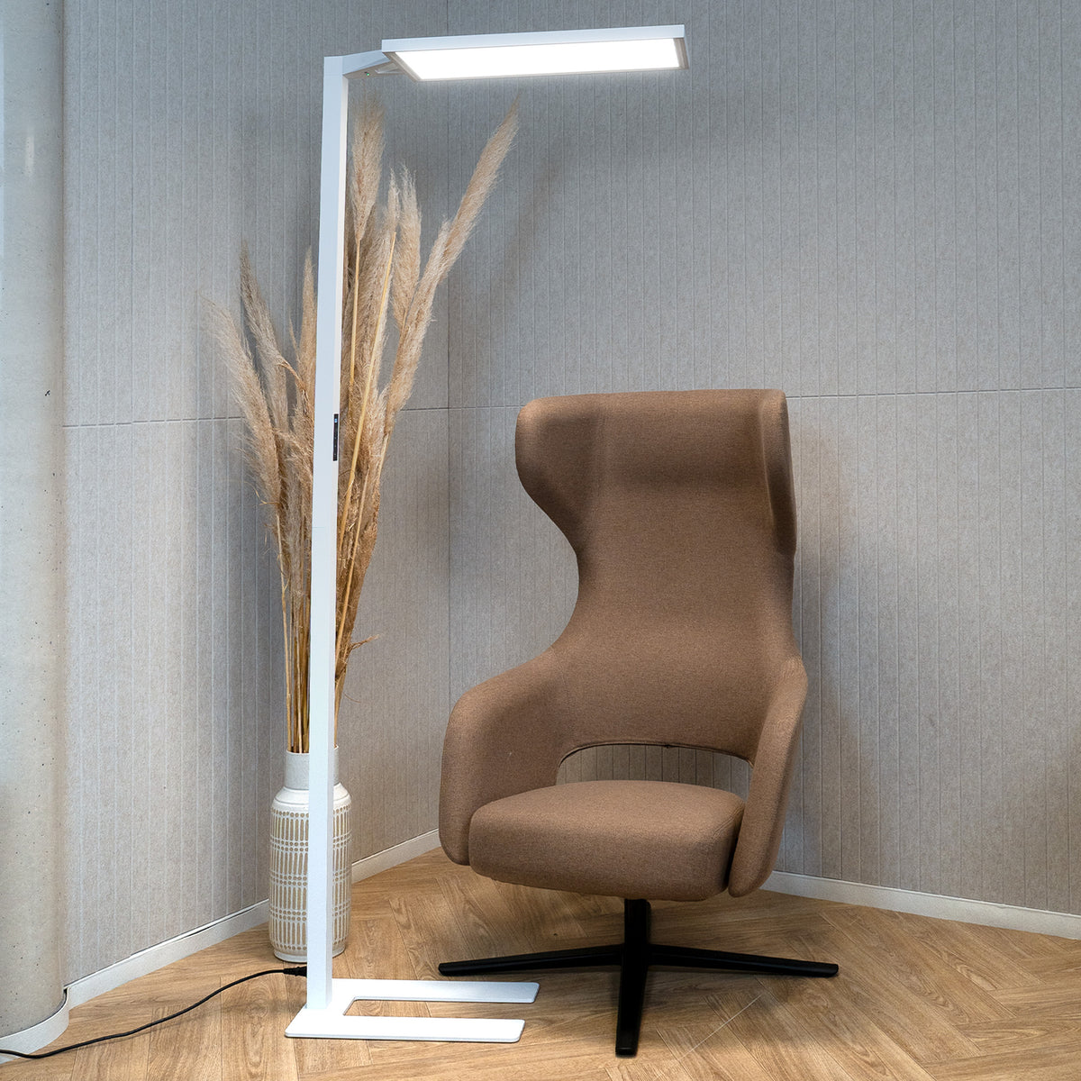 GLORIA Büro-Stehlampe | 13.500 Lumen, Bewegungs- & Tageslichtsensor - 14 Lightbox Main Image