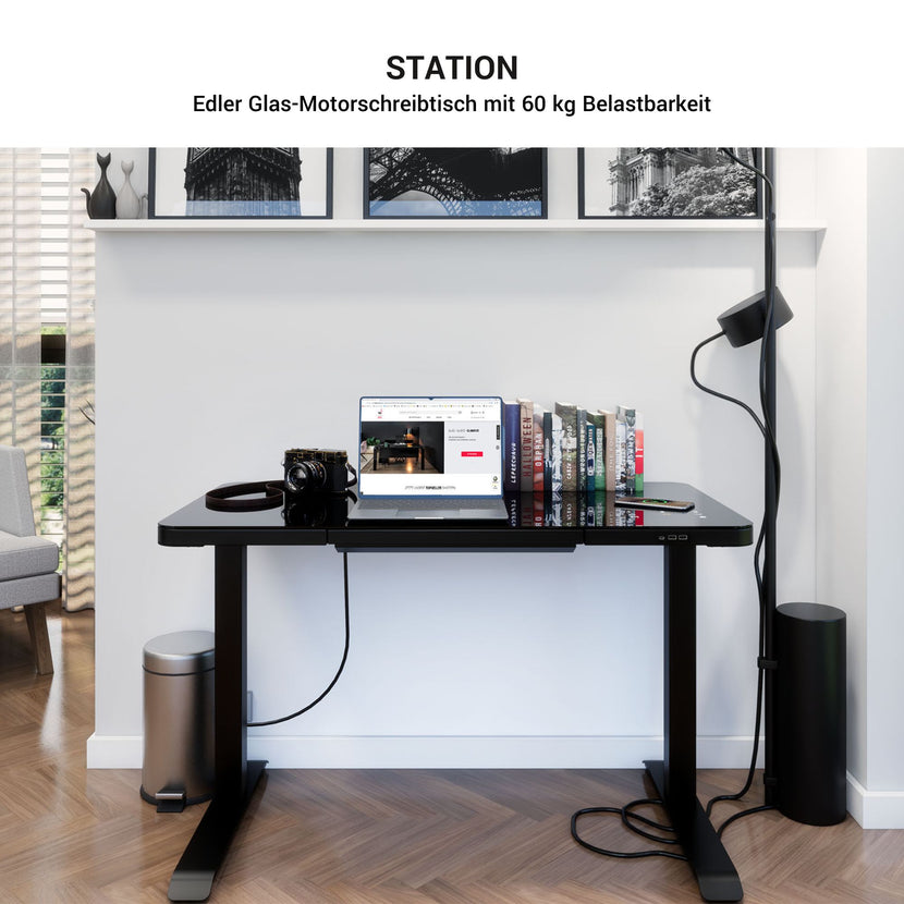 STATION Schreibtisch | 1150 x 590 mm, elektrisch höhenverstellbar, induktives Ladegerät, Glastischplatte, Weiss