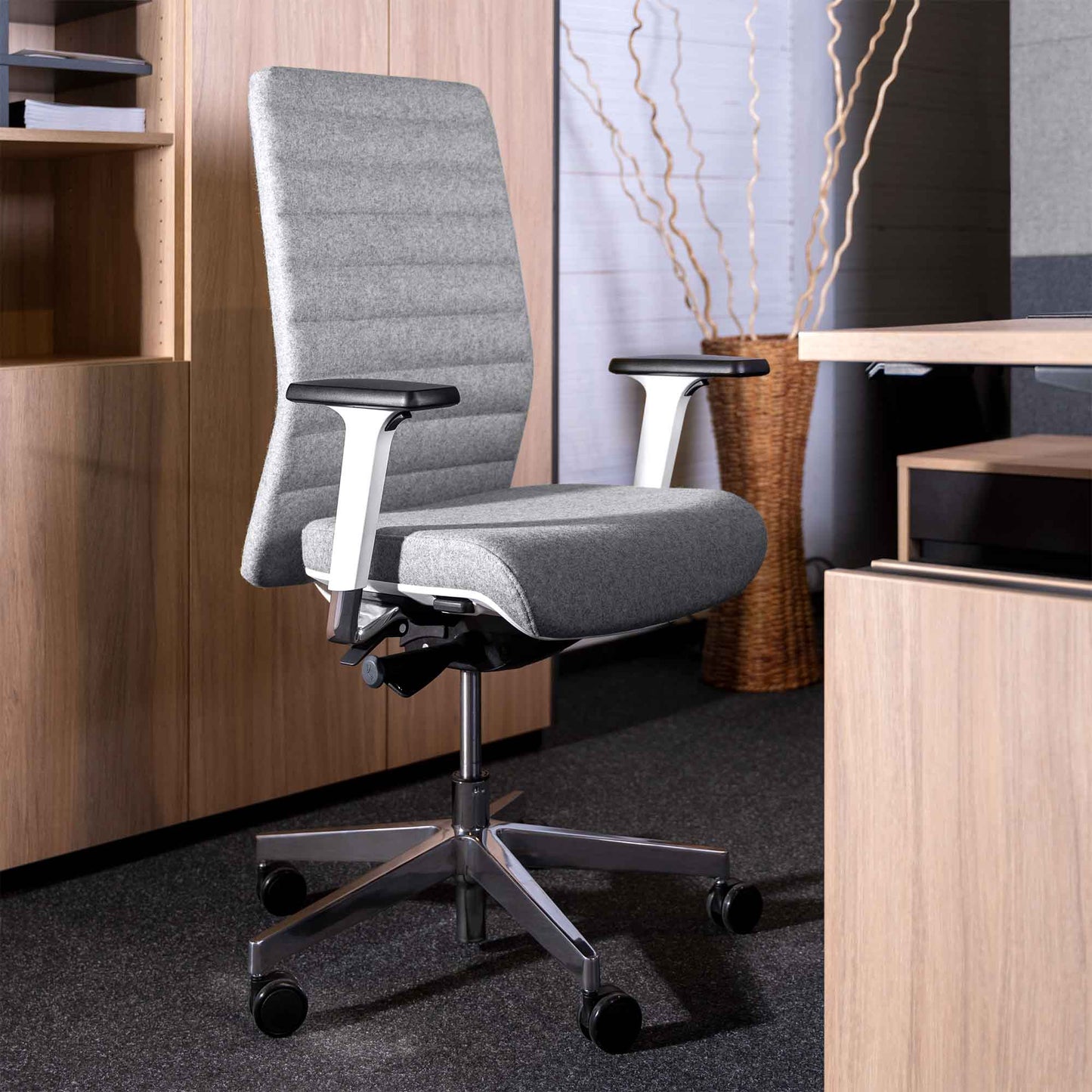 Chaise pivotante de bureau WIND | Sellerie complète, support lombaire, housse laine VELITO gris clair chiné