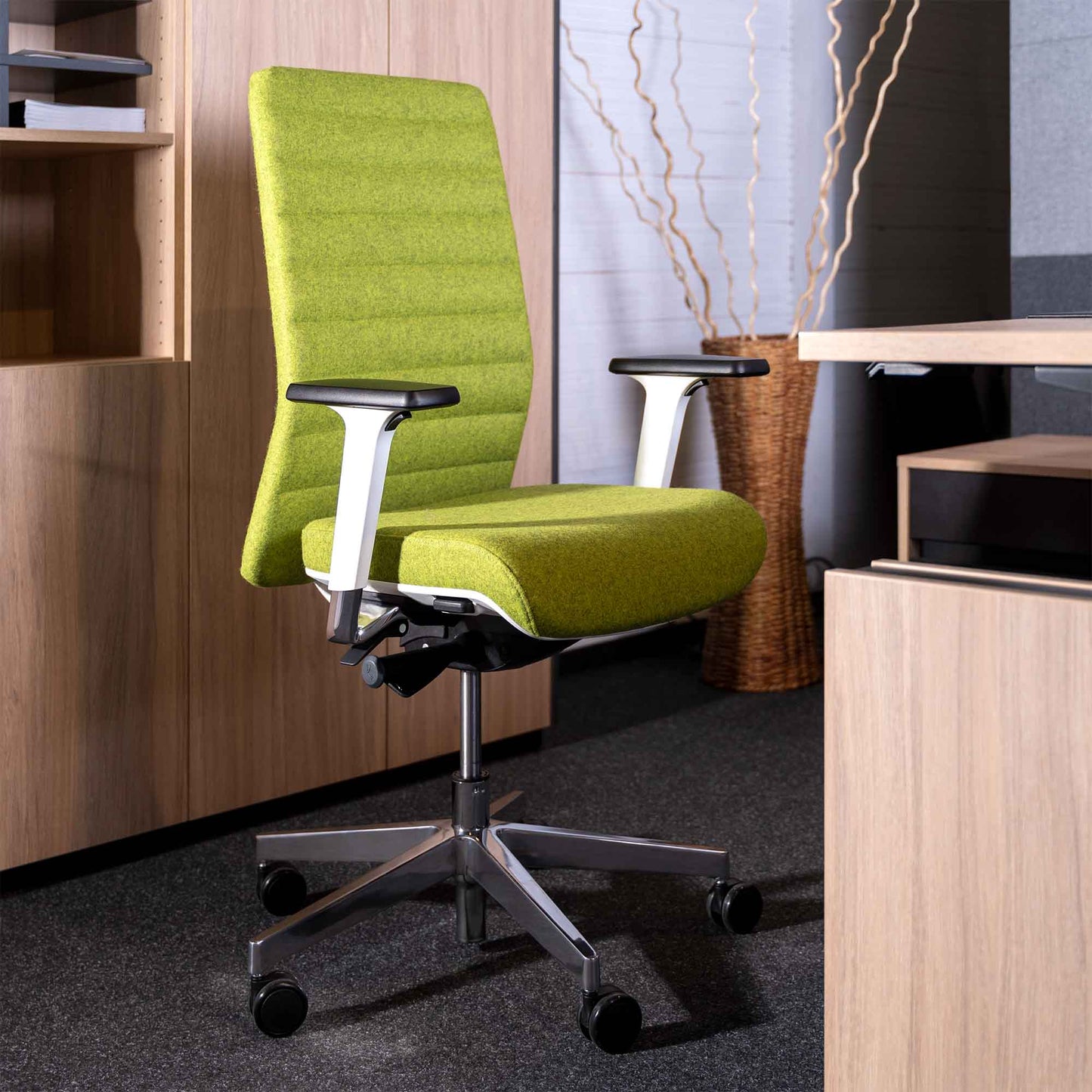 Chaise pivotante de bureau WIND | Sellerie complète, support lombaire, housse en laine VELITO vert clair chiné