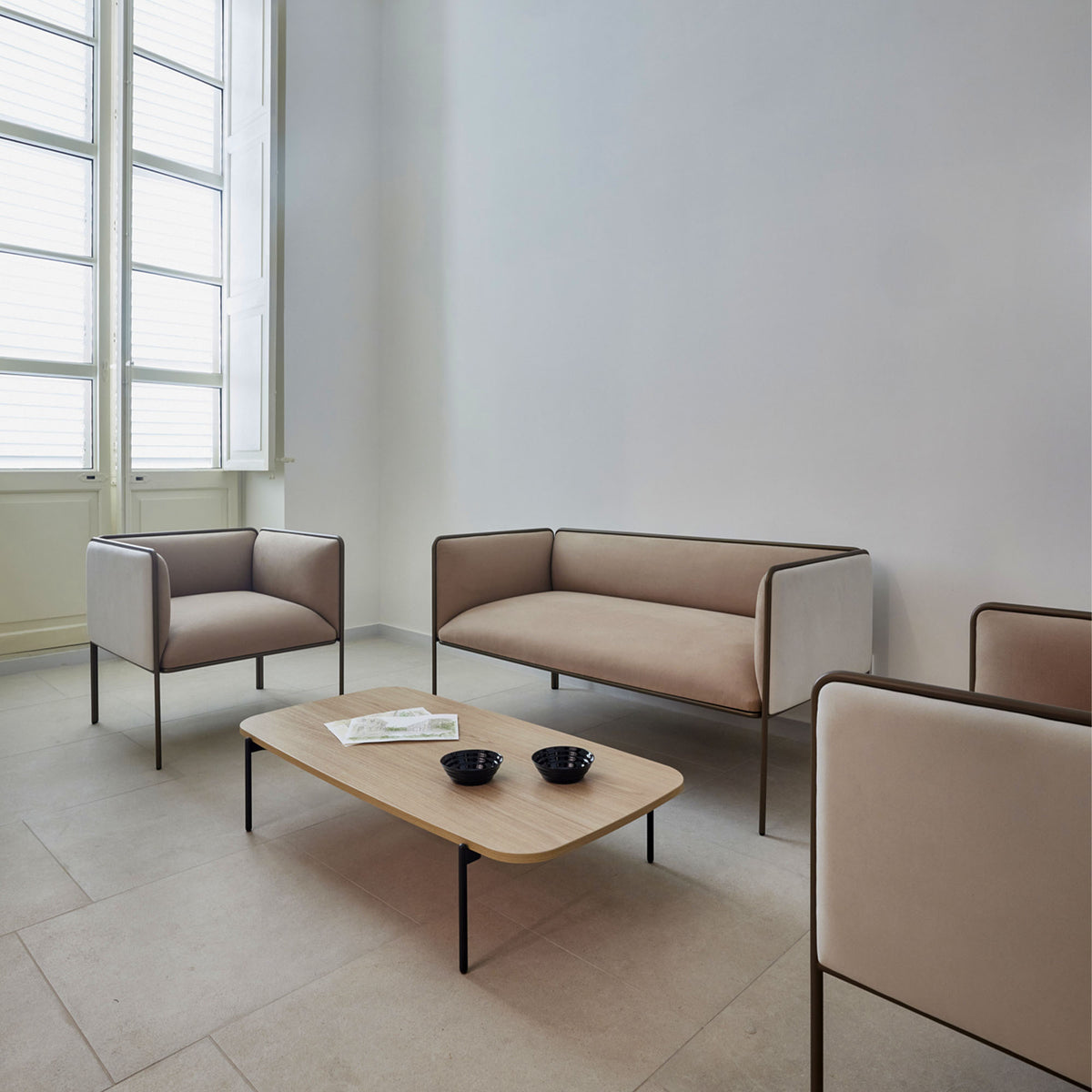 MITEA Sofa | 4-Fuß-Gestell, feste Armlehnen, 2- oder 3-Sitzer - 12 Lightbox Main Image