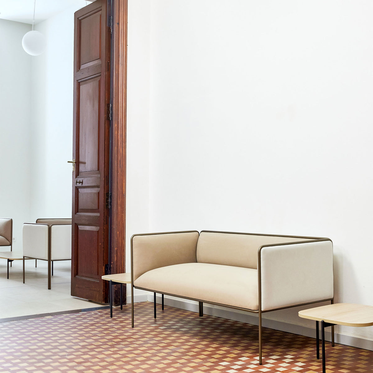 MITEA Sofa | 4-Fuß-Gestell, feste Armlehnen, 2- oder 3-Sitzer - 14 Lightbox Main Image