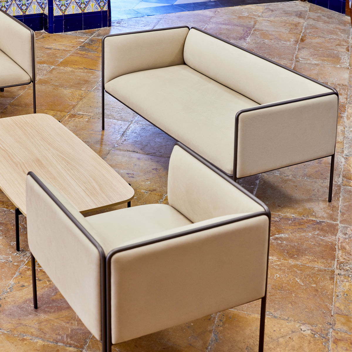 MITEA Sofa | 4-Fuß-Gestell, feste Armlehnen, 2- oder 3-Sitzer
