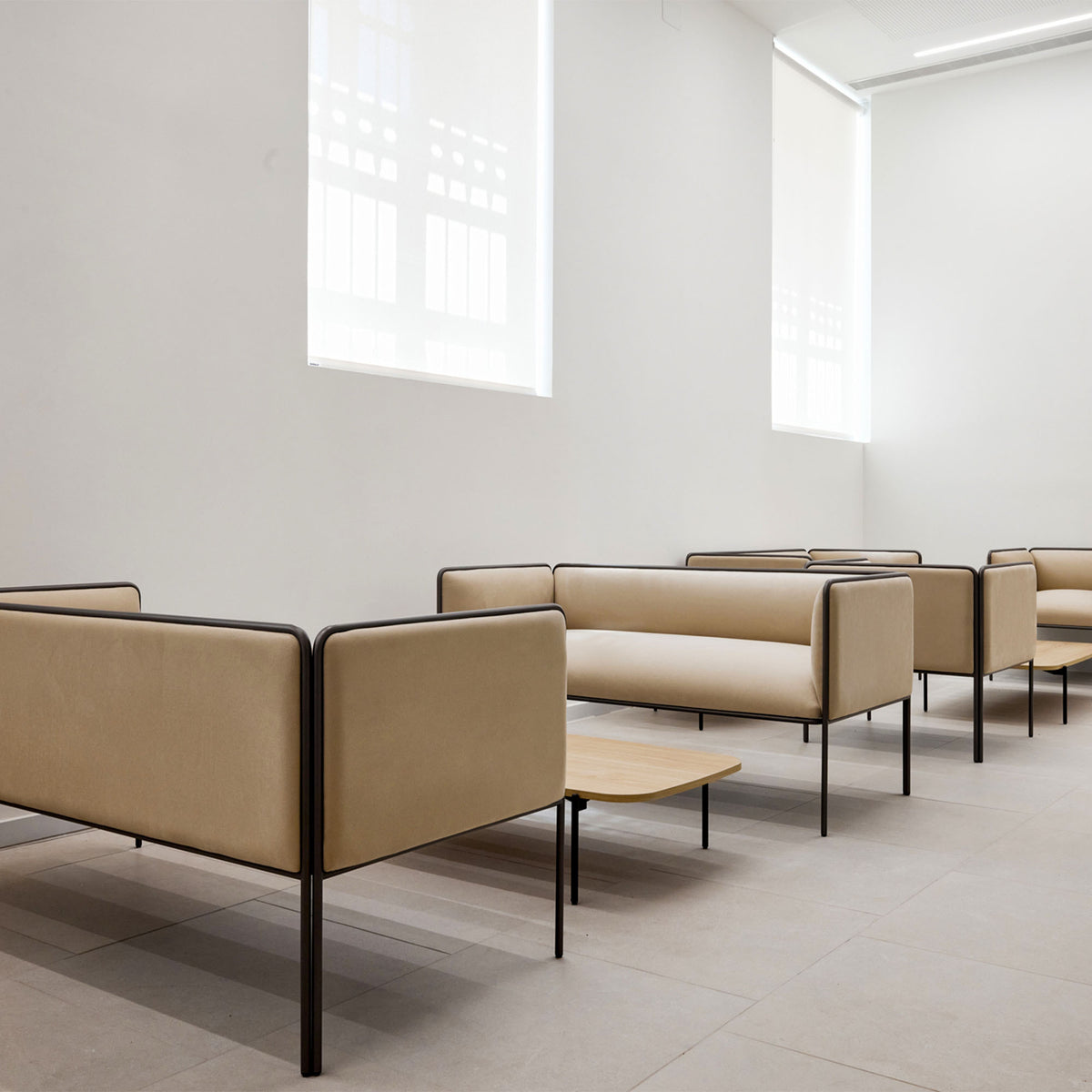 MITEA Sofa | 4-Fuß-Gestell, feste Armlehnen, 2- oder 3-Sitzer - 18 Lightbox Main Image