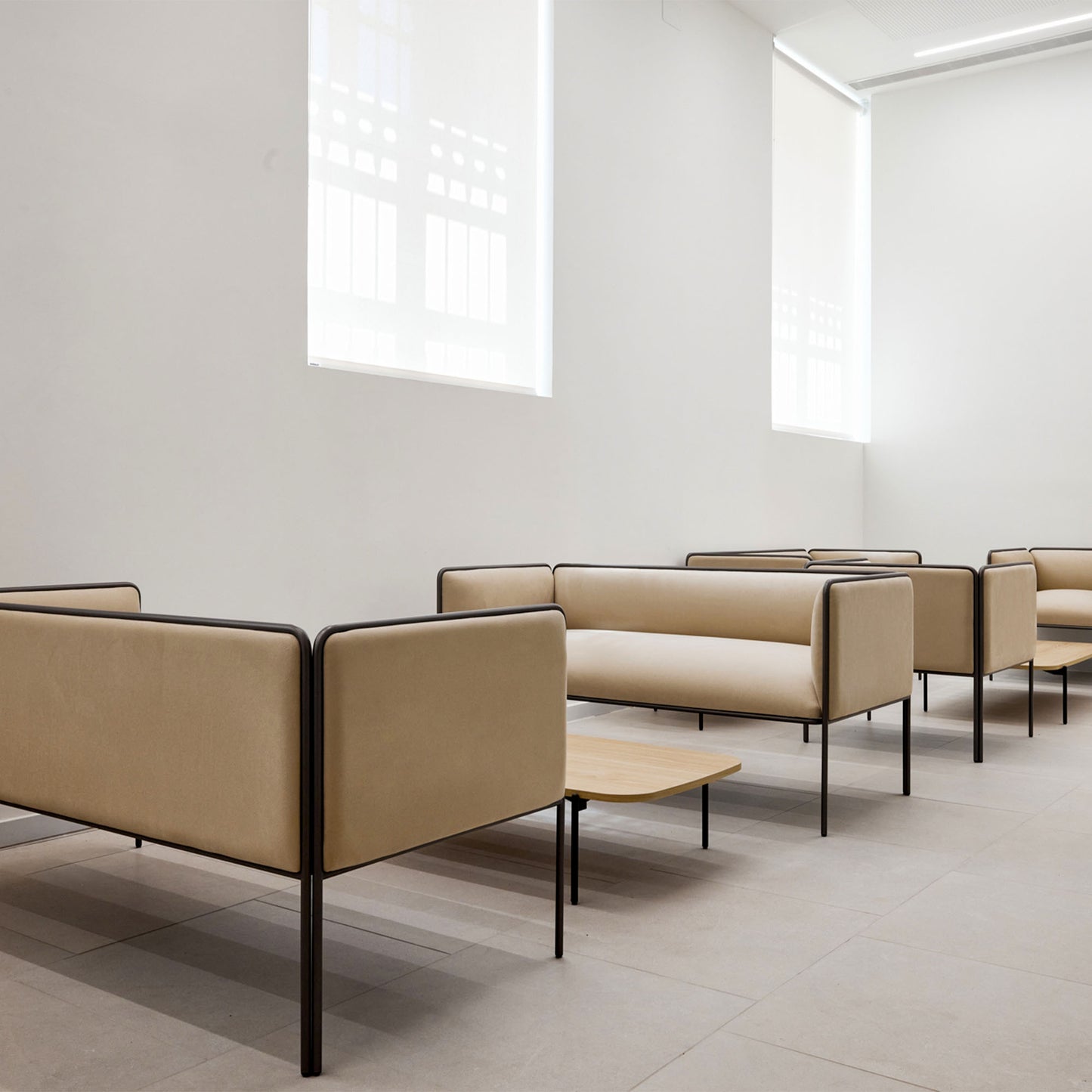 MITEA Sofa | 4-Fuß-Gestell, feste Armlehnen, 2- oder 3-Sitzer
