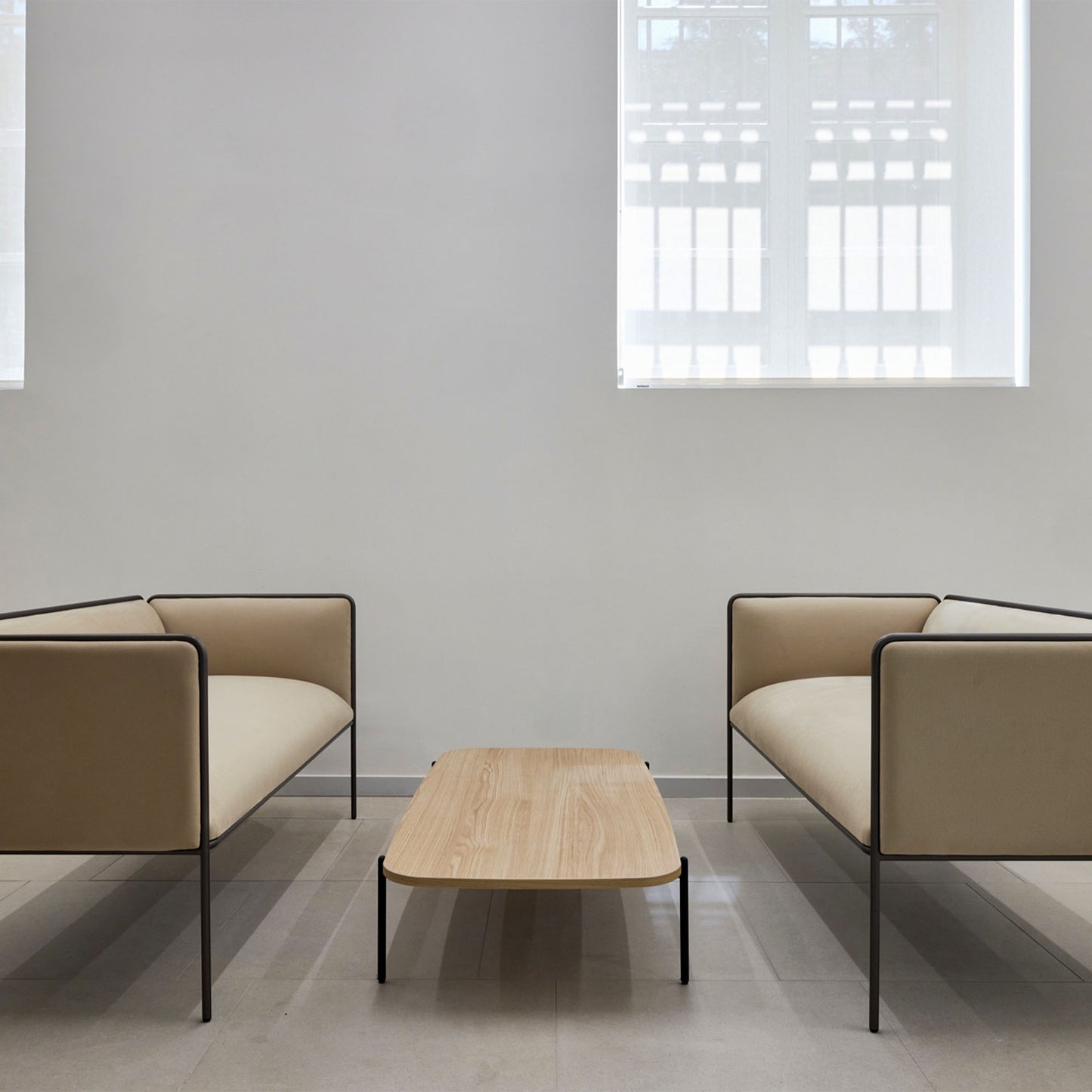 MITEA Sofa | 4-Fuß-Gestell, feste Armlehnen, 2- oder 3-Sitzer