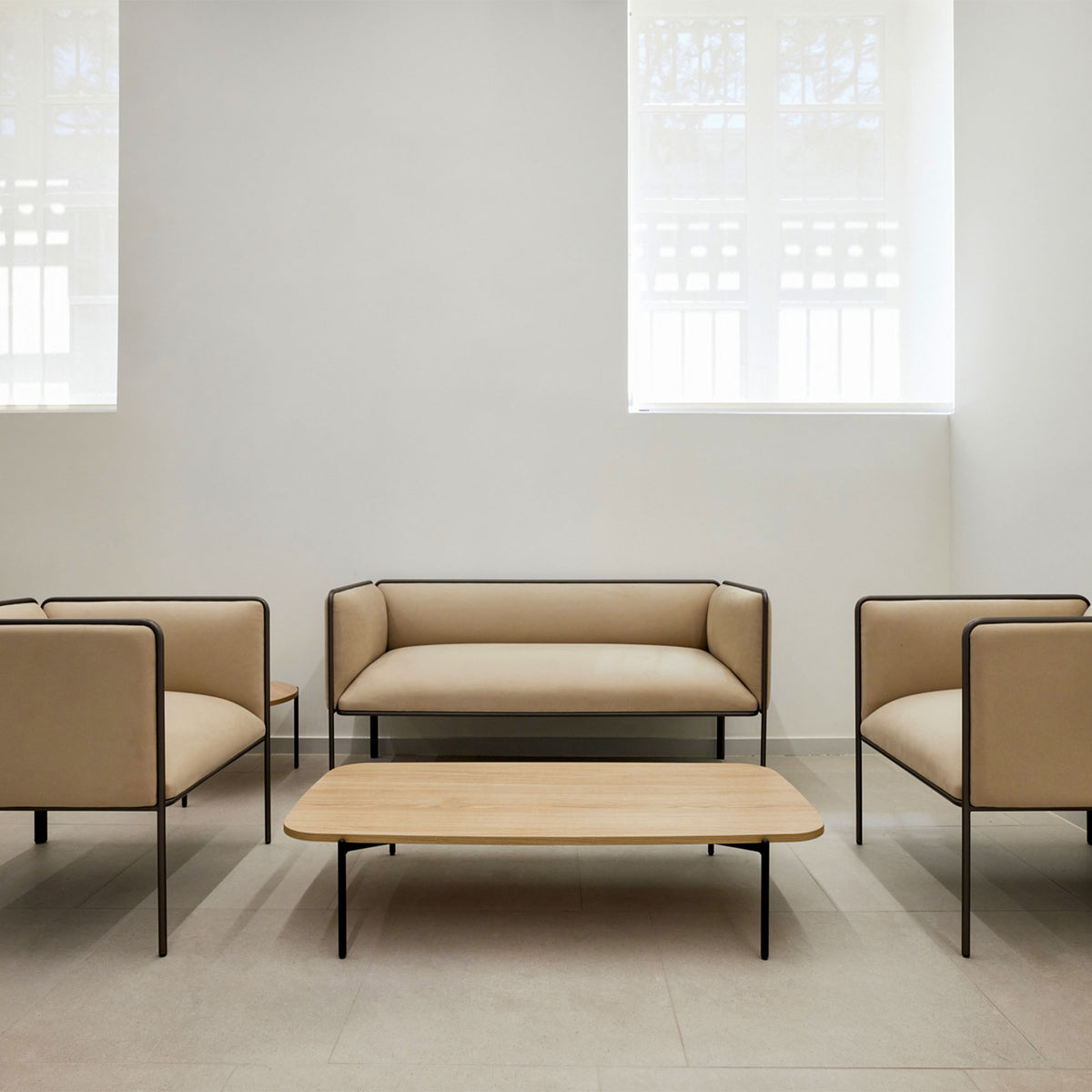 MITEA Sofa | 4-Fuß-Gestell, feste Armlehnen, 2- oder 3-Sitzer - 20 Lightbox Main Image