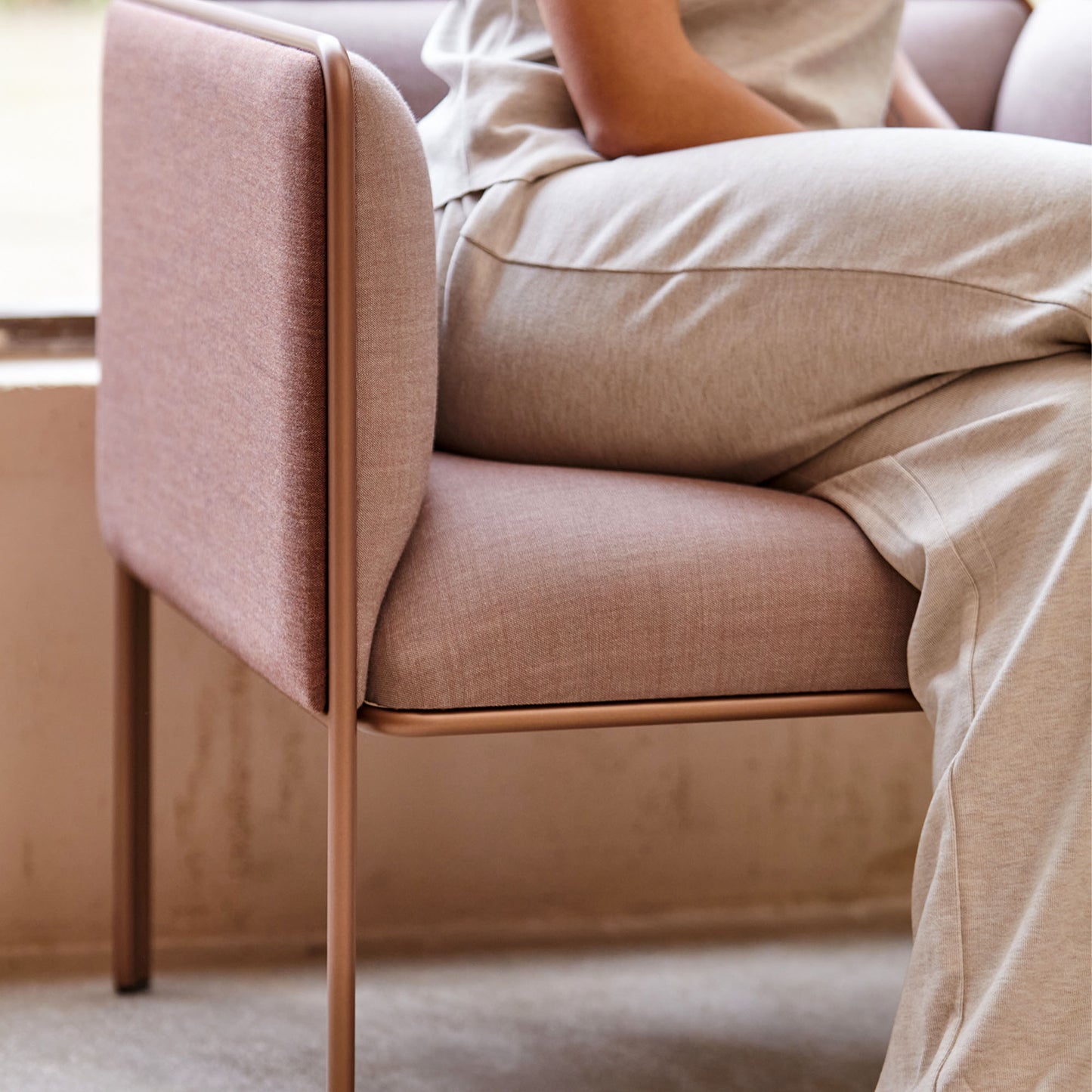 MITEA Sofa | 4-Fuß-Gestell, feste Armlehnen, 2- oder 3-Sitzer
