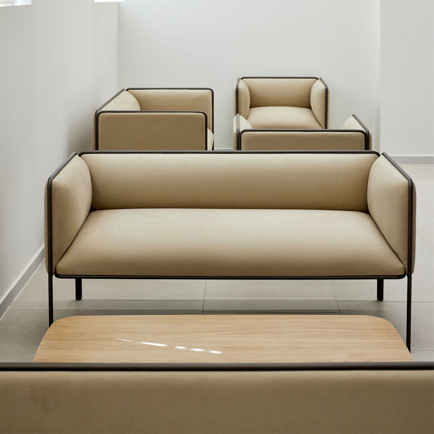 MITEA Sofa | 4-Fuß-Gestell, feste Armlehnen, 2- oder 3-Sitzer