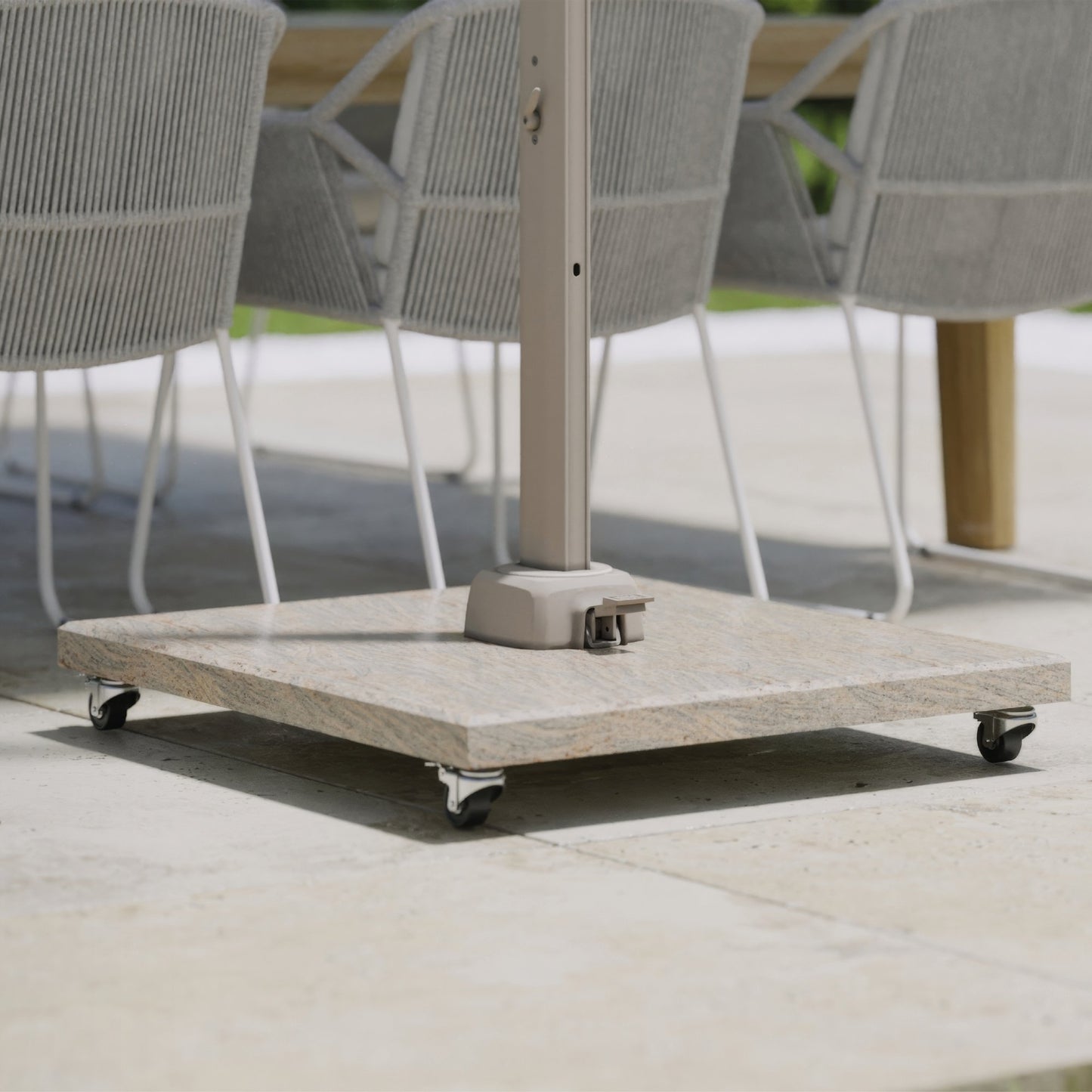 Platinum VENEZIA Schirmständer | Mit Rollen, gerade Ecken, Beige Granit, 90-120 kg