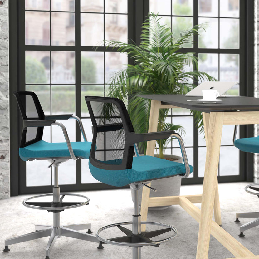 WIND Counter Chair | Base 5 étoiles, repose-pieds, dos du réseau, couvercles de laine Velito / Synergy