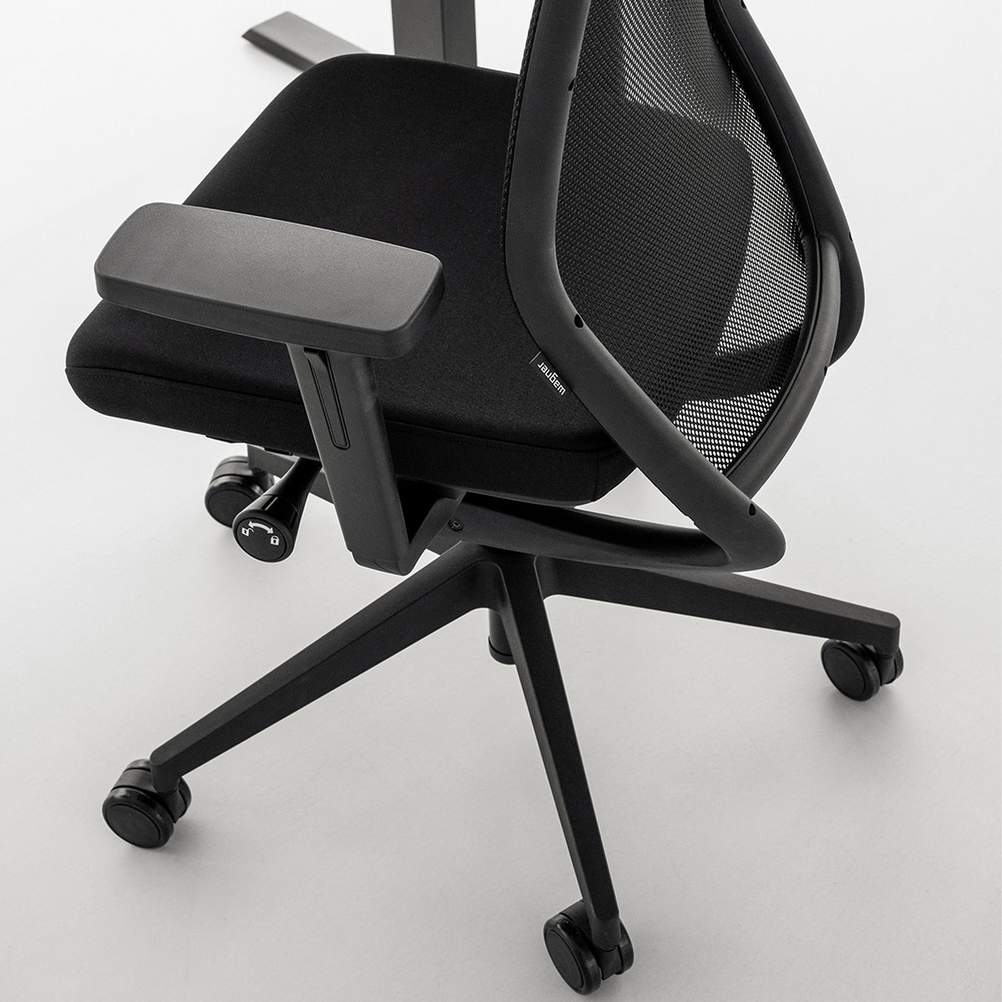 Wagner - TITAN Green Black Edition | 5-Fuß-Gestell, Synchronmechanik, Dondola®-3D-Sitzgelenk