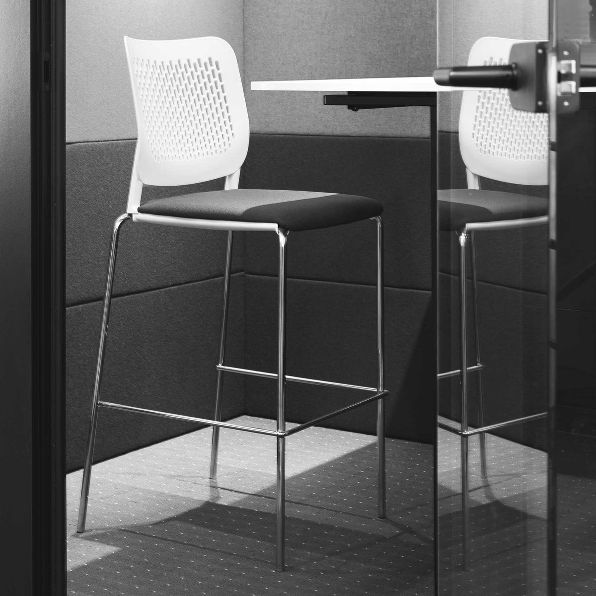 WAIT Barhocker | Stapelbar, 4-Fuß-Gestell, mit oder ohne Polsterung - 2 Lightbox Main Image