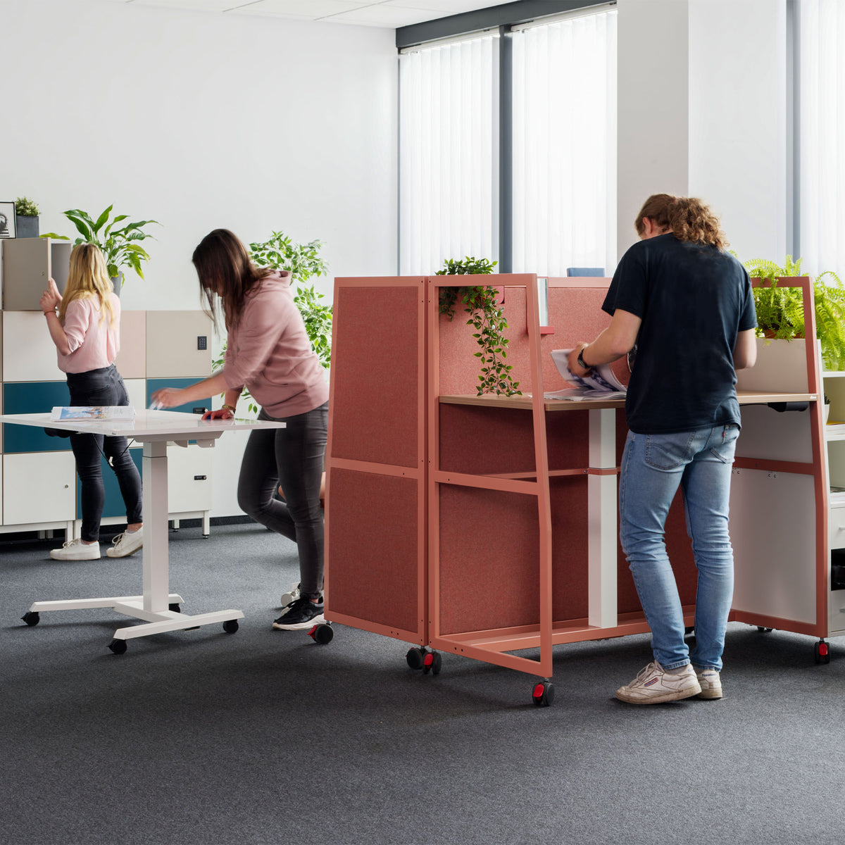 WARIANT Schreibtisch mit hoher Abschirmung | 1070-1270 x 1400 mm, elektrisch höhenverstellbar
