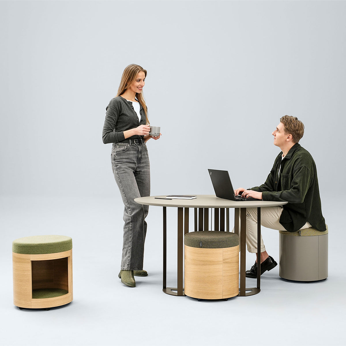 ZooZoo Beistelltisch | Runde oder elliptische Tischplatte - 9 Lightbox Main Image
