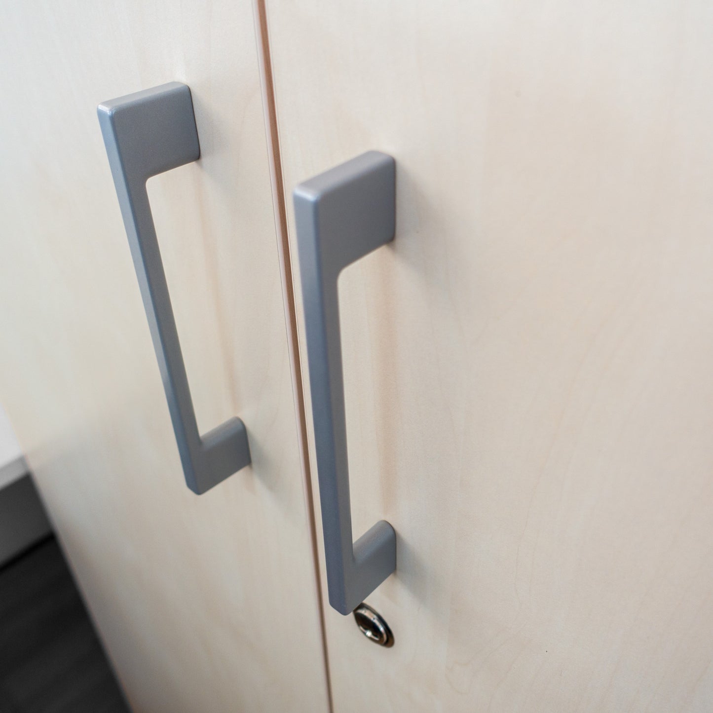 NOVA München - Komplettbüro | Set mit Winkelschreibtisch, Aktenschränken, Standcontainer, Ahorn